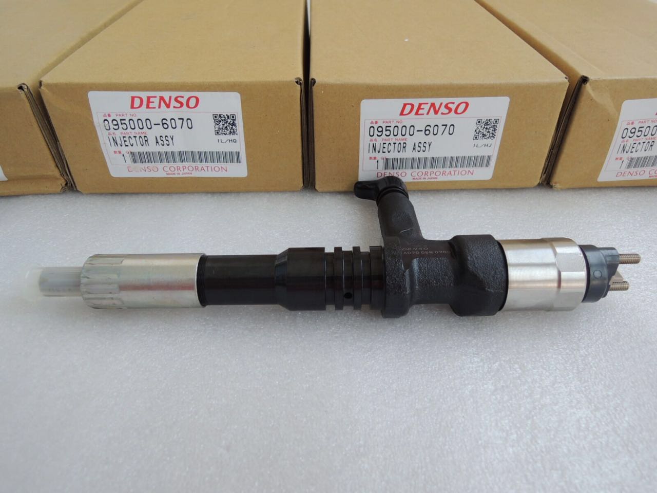 DENSO 095000-6070   форсунка в сборе CDI KOMATSU 6D125       6251-11-3100 KOMATSU​