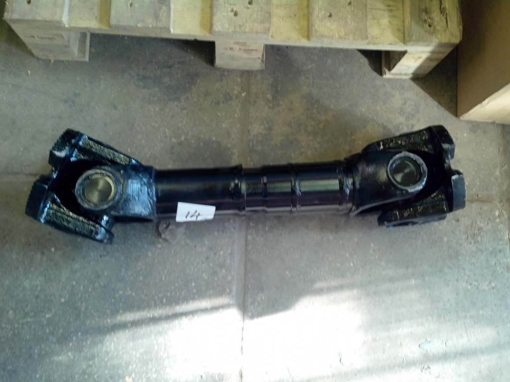 DZ9114311072. Вал карданный SHAANXI F3000 межосевой крестовина 52x133