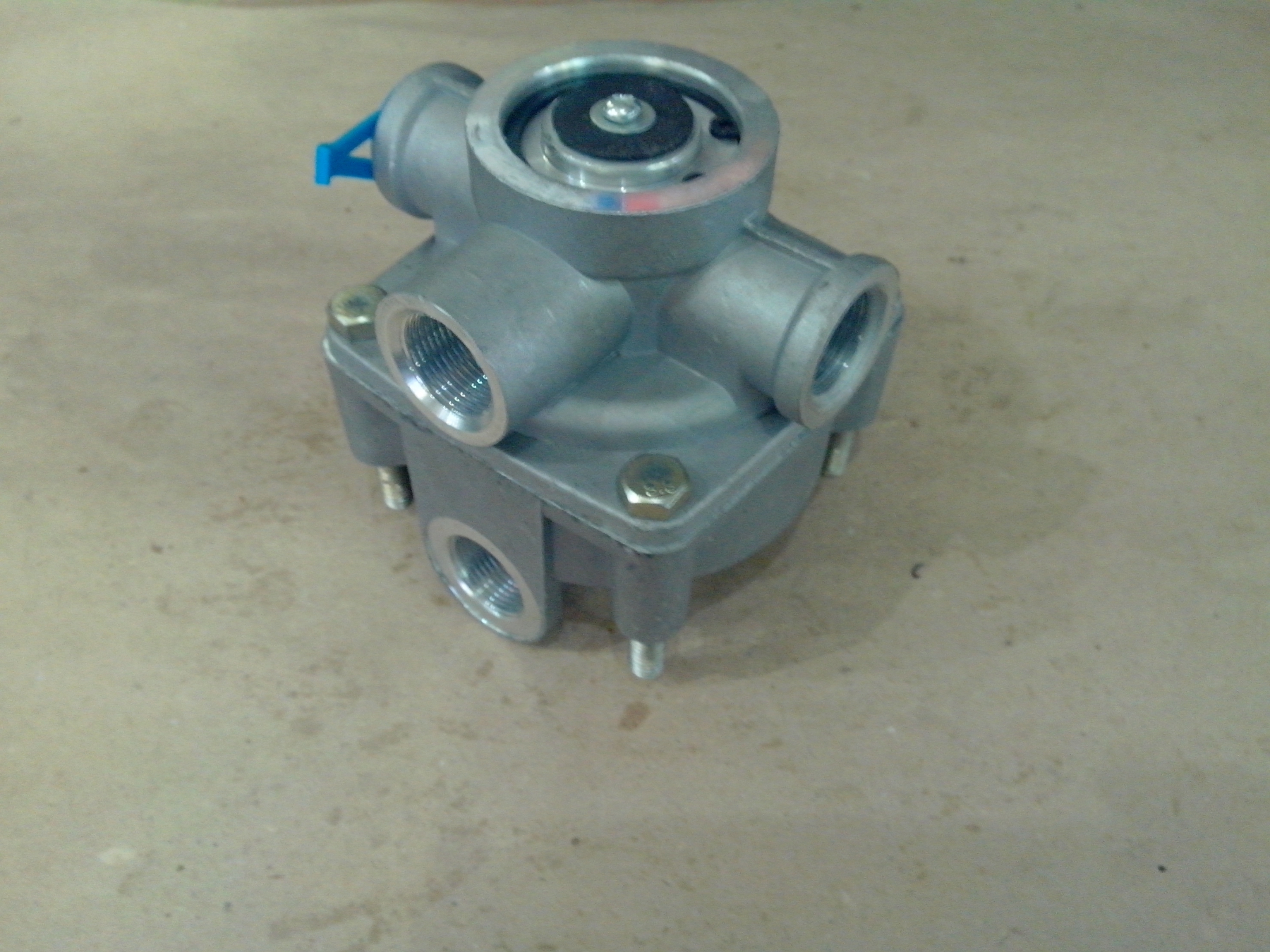 Кран воздушный тормозной системы WG9000350134