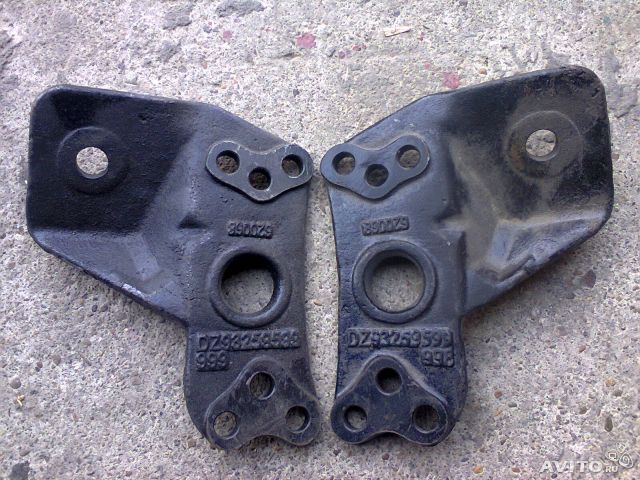 Кронштейн крепления двигателя F3000 левый DZ93259599999.